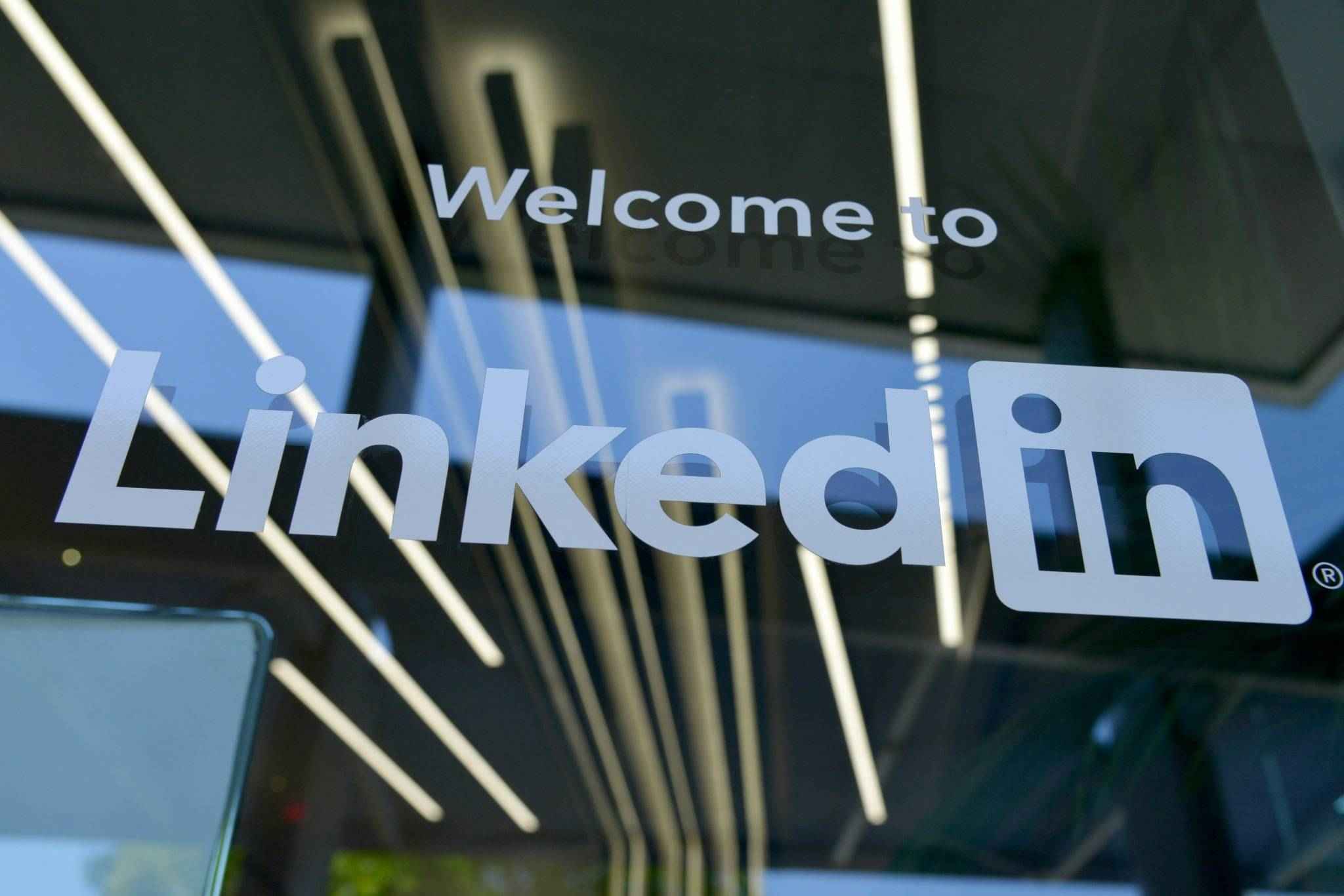 Entrée du siège LinkedIn, représentant la plateforme comme acteur majeur du B2B.