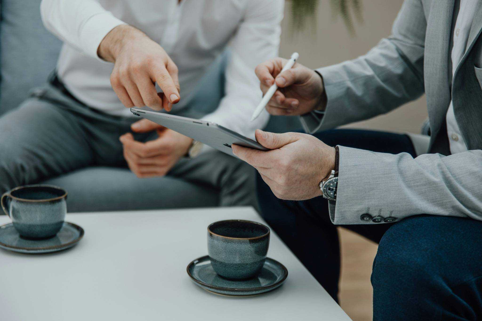 Réunion entre commerciaux pour ajuster le plan de prospection.