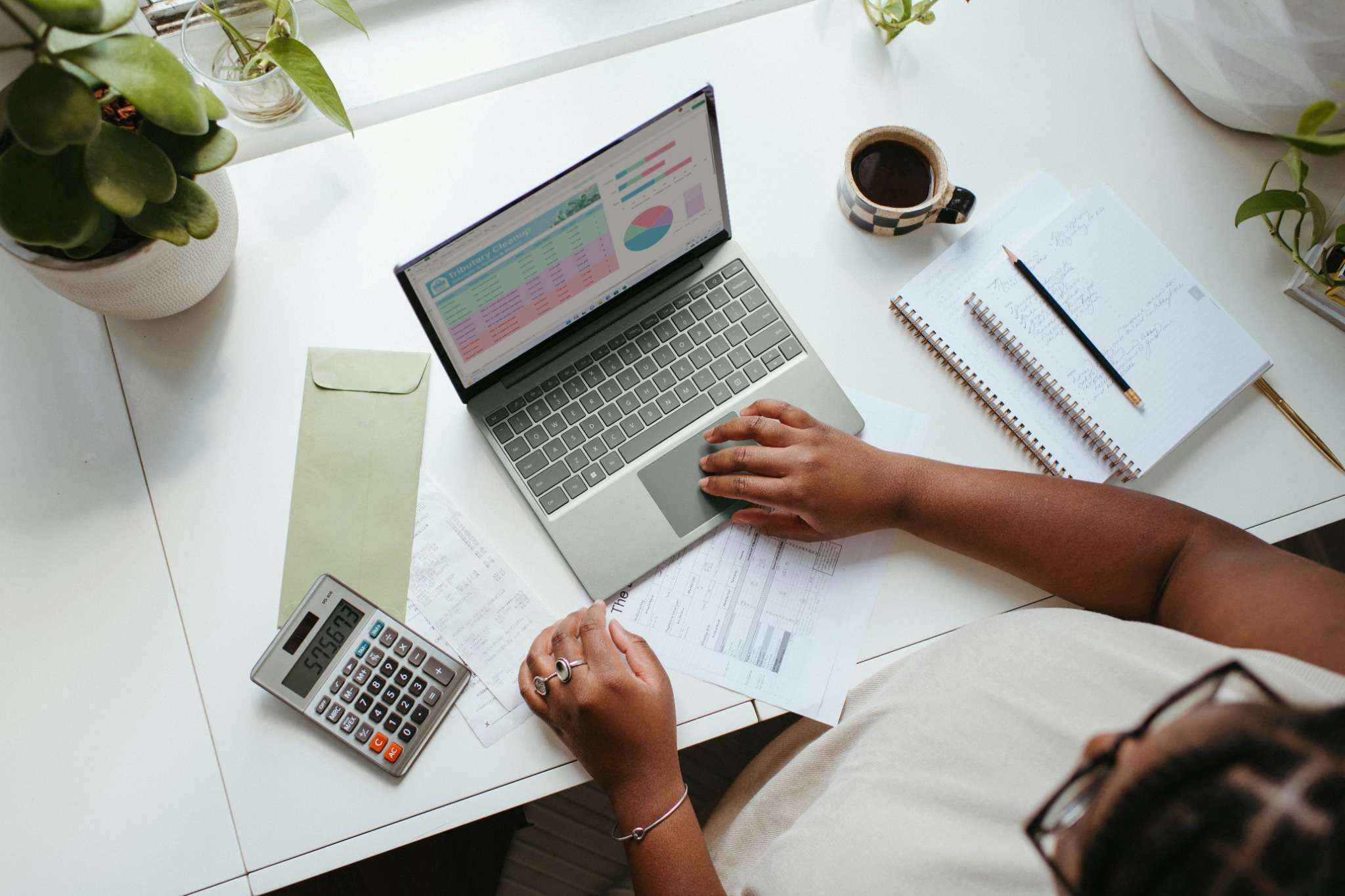 Suivi financier et analyse de données marketing en entreprise.