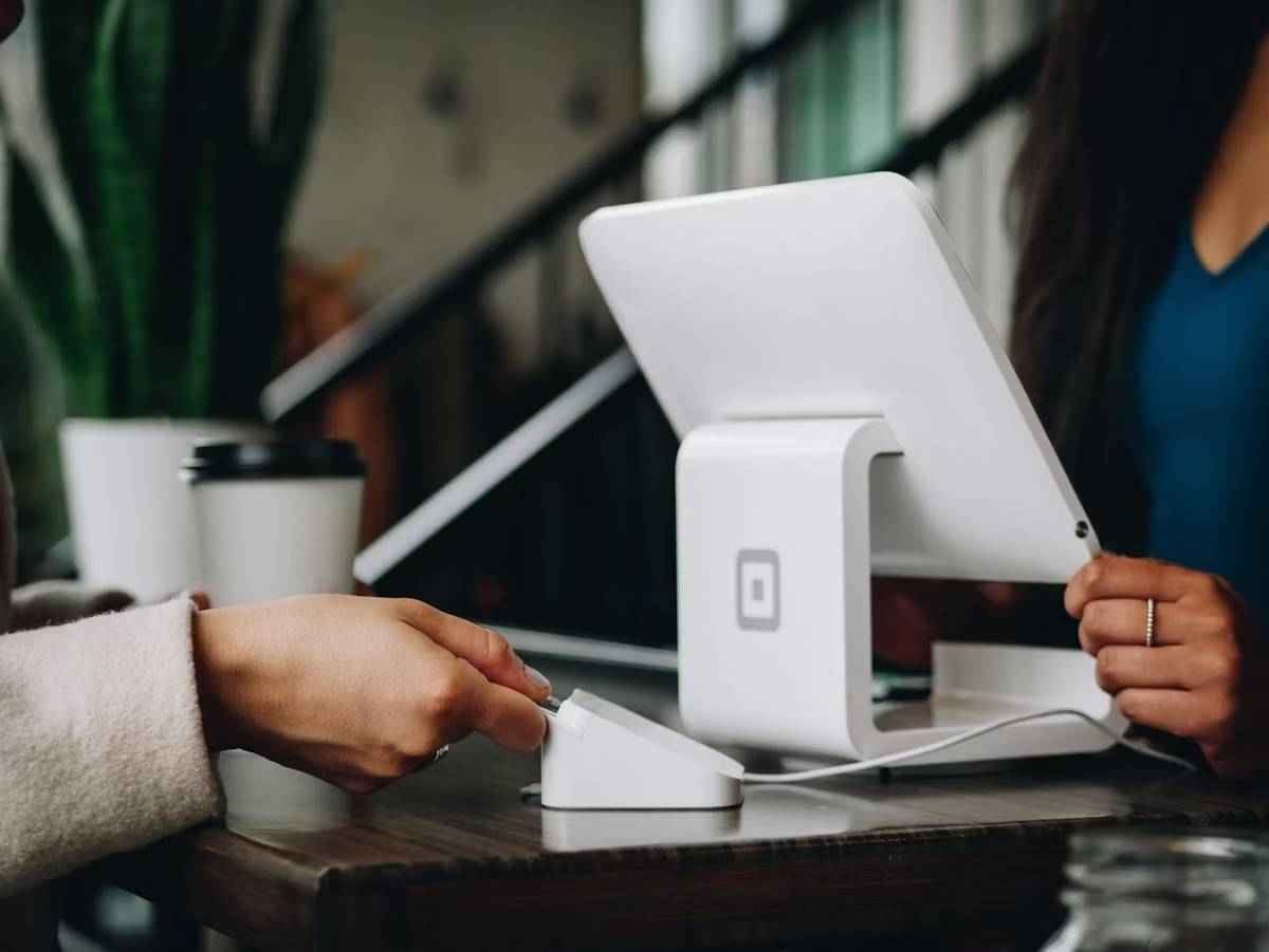 Interaction client lors d’une transaction en point de vente.