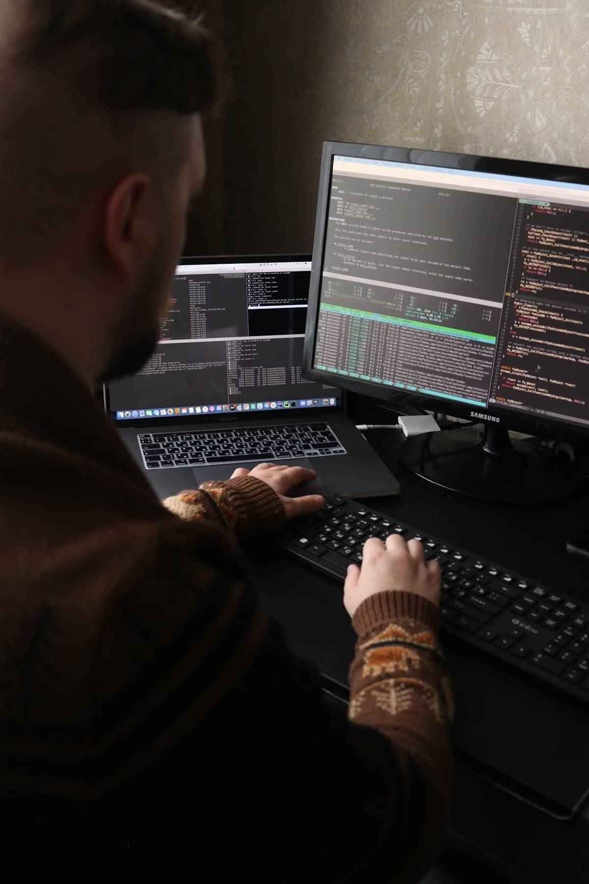 Un professionnel en train d’analyser des leads via des outils technologiques.