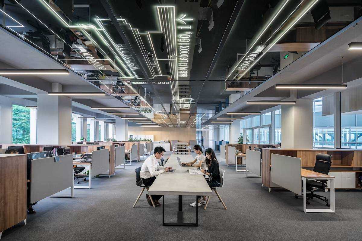 Un open space moderne dédié à la prospection et au traitement d’informations B2B.