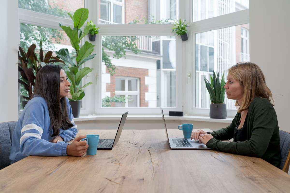 Rencontre entre une commerciale et une décideuse pour qualifier un lead.