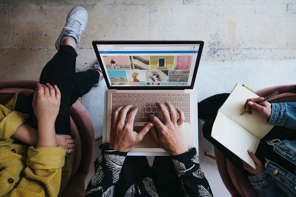 Collaboration d’équipe autour d’une analyse marketing sur ordinateur.