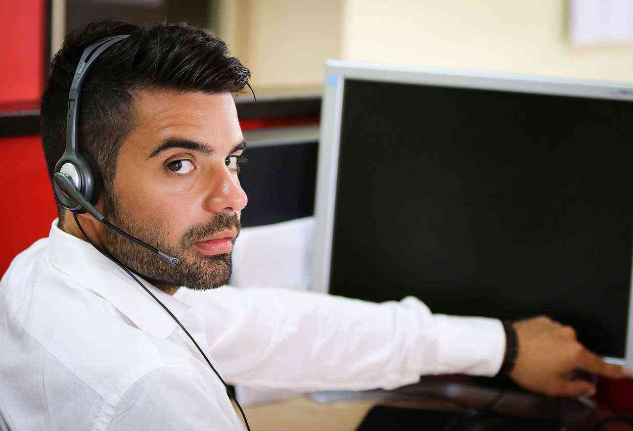 Un commercial en prospection téléphonique, concentré sur sa mission.