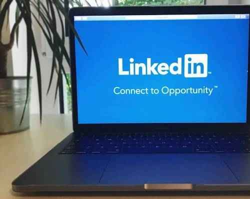 LinkedIn, incontournable pour la prospection B2B en 2025.