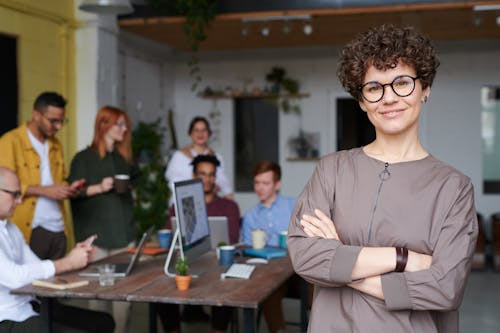 Un professionnel dirigeant une équipe dans un environnement de travail collaboratif, illustrant l'importance de la gestion de la relation client en équipe.
