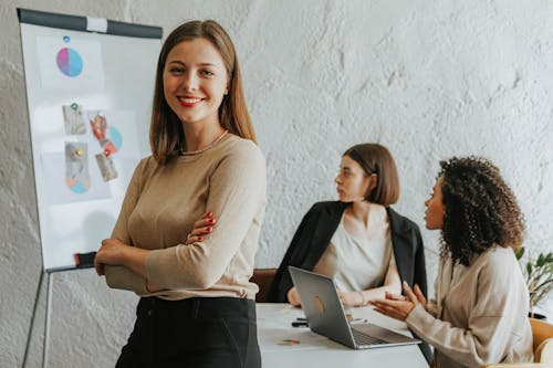 Une présentatrice se tenant devant un tableau de données, représentant la personnalisation et l'adaptation du contenu dans le nurturing.