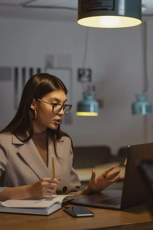 Une professionnelle en vidéoconférence, soulignant l'engagement digital dans le nurturing des leads à distance.