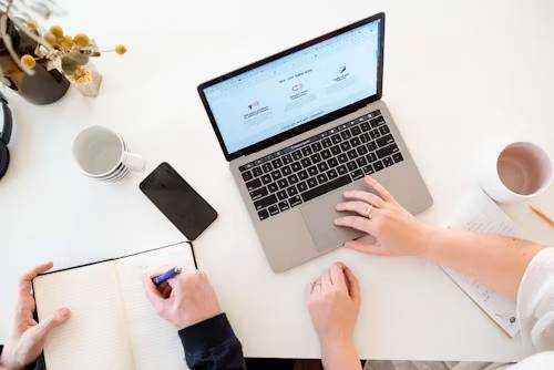 Analyse collaborative des performances marketing sur ordinateur.