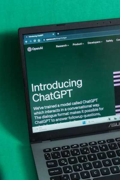 Un ordinateur portable affichant ChatGPT, illustrant l'intégration des outils numériques dans les ventes modernes.
