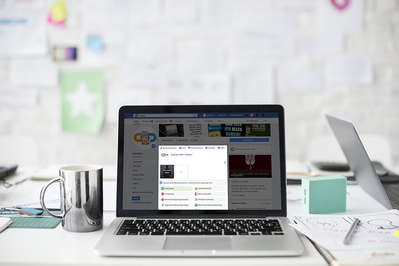 Illustration d'un environnement de travail numérique, avec un professionnel engagé dans une activité en ligne, un aspect crucial pour la prospection moderne.