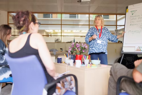 Une formatrice illustre la construction d’un discours percutant.