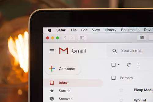 Interface Gmail illustrant la prospection par email.