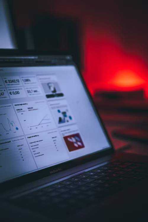Analyse de données commerciales via un tableau de bord, un élément clé dans le processus de qualification et de suivi des prospects.