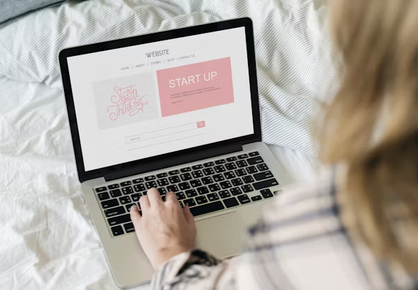 Une utilisatrice travaille sur le site d’une start-up, illustrant l’importance d’une présence digitale cohérente.