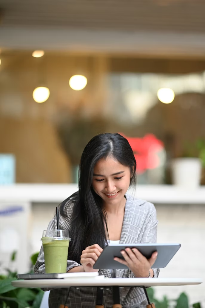 Une professionnelle consulte du contenu digital, représentant l’engagement des audiences sur les réseaux sociaux.