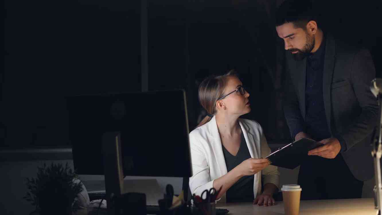 Collaboration en fin de journée pour affiner une approche de prospection.