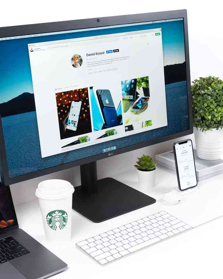 Espace de travail professionnel utilisé pour analyser des performances marketing.