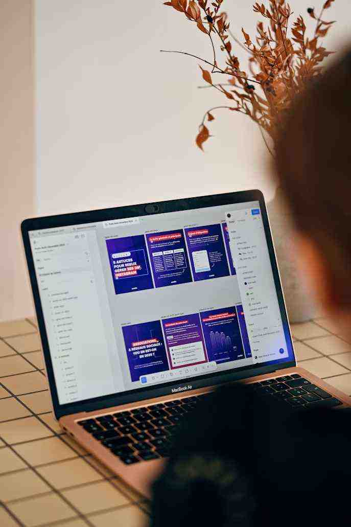 Un collaborateur prépare des contenus alignés avec la stratégie de communication.