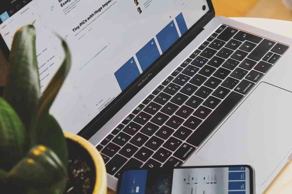 Un ordinateur affiche un dashboard permettant de suivre l’impact des actions growth.