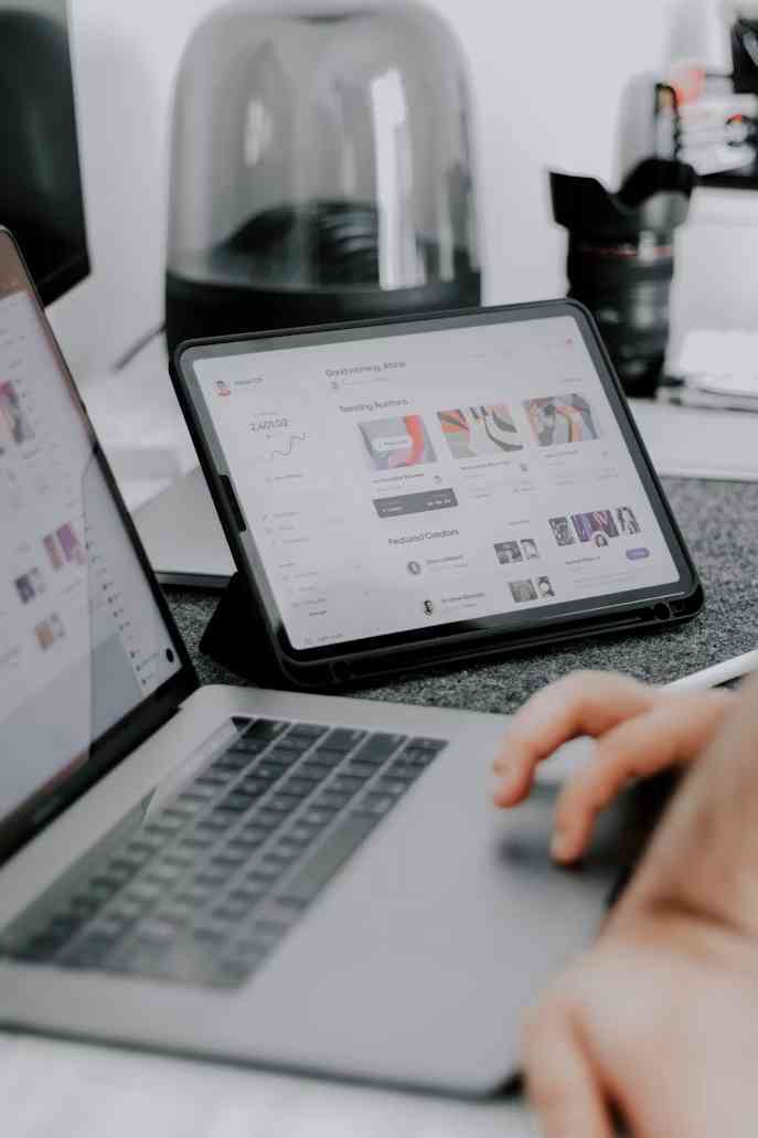 Un spécialiste travaille sur plusieurs écrans pour optimiser les performances marketing.