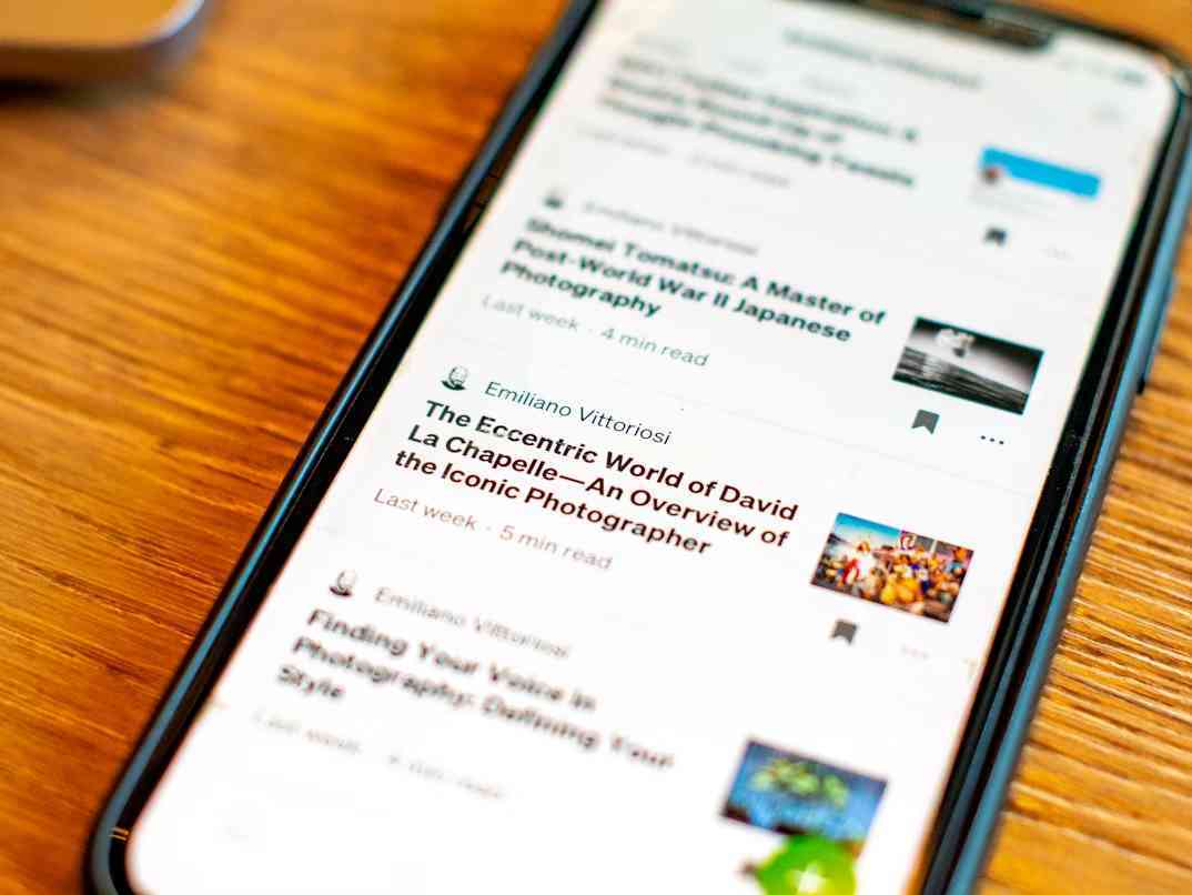 Un smartphone affichant des articles, illustrant l’importance d’un suivi précis des interactions digitales.