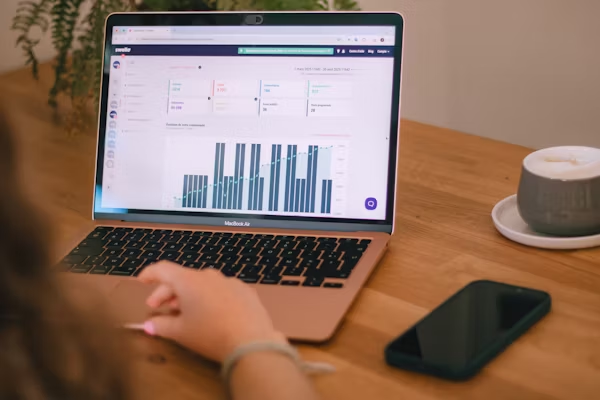 Tableau de bord affichant des statistiques, indiquant une analyse approfondie des performances.