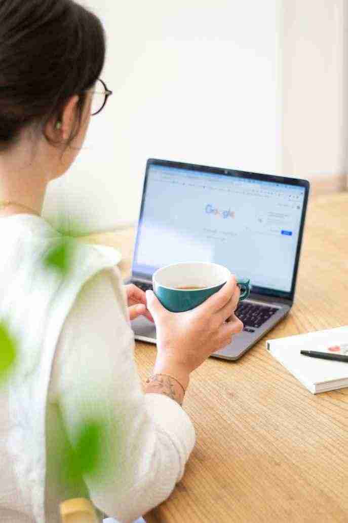 Utilisation de Google pour trouver une solution, étape cruciale dans la génération de leads qualifiés.