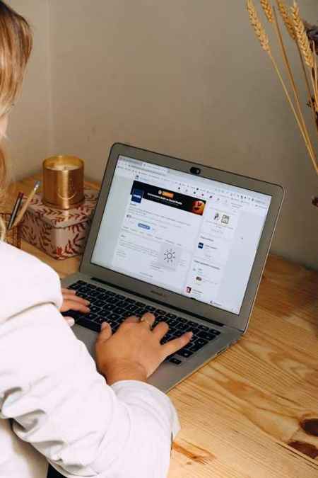 Utilisation de LinkedIn sur ordinateur, illustrant le travail de prospection structuré au quotidien.