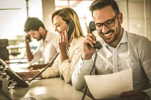 Des commerciaux mènent leurs relances téléphoniques avec efficacité et professionnalisme.