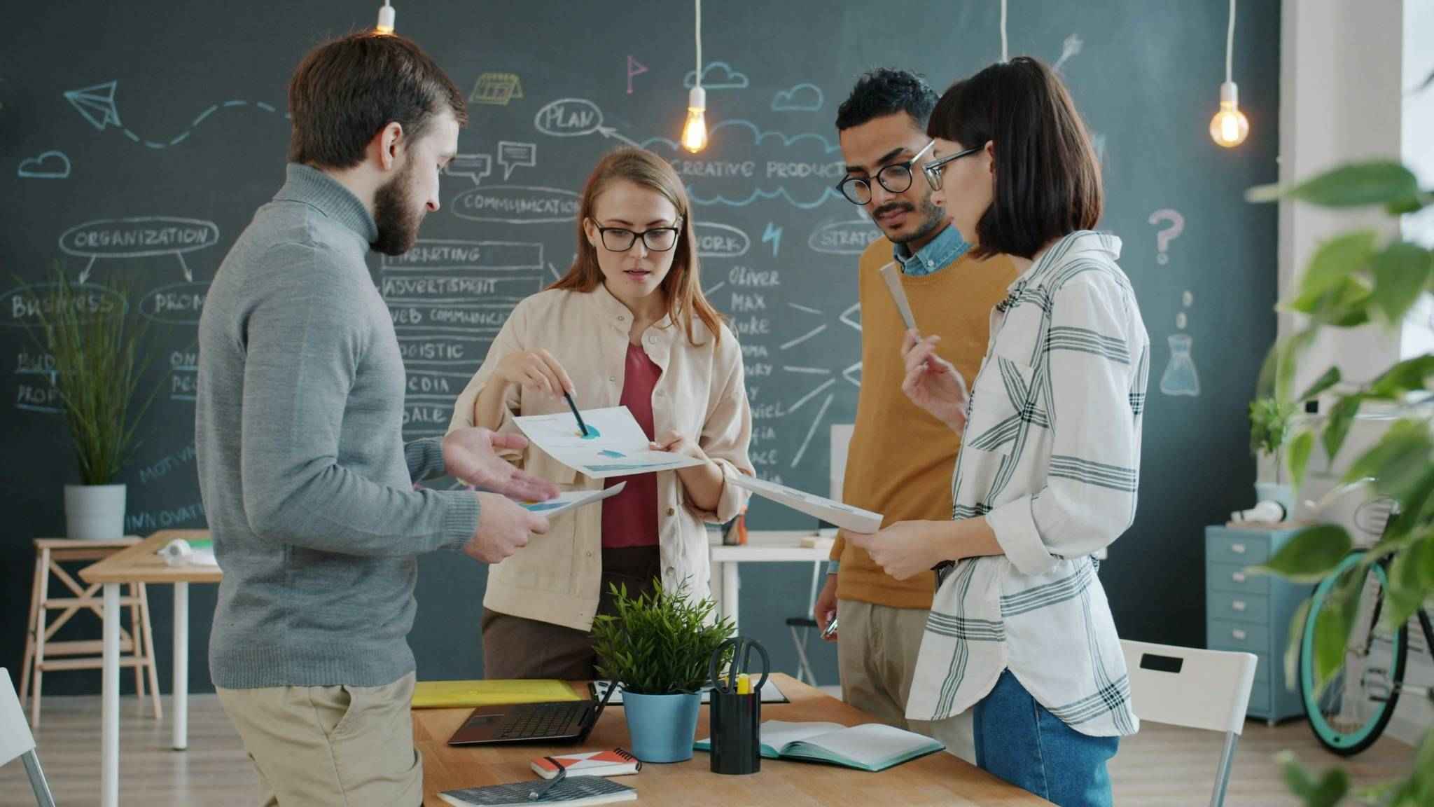 Réunion de travail pour aligner les équipes et optimiser les actions B2B.