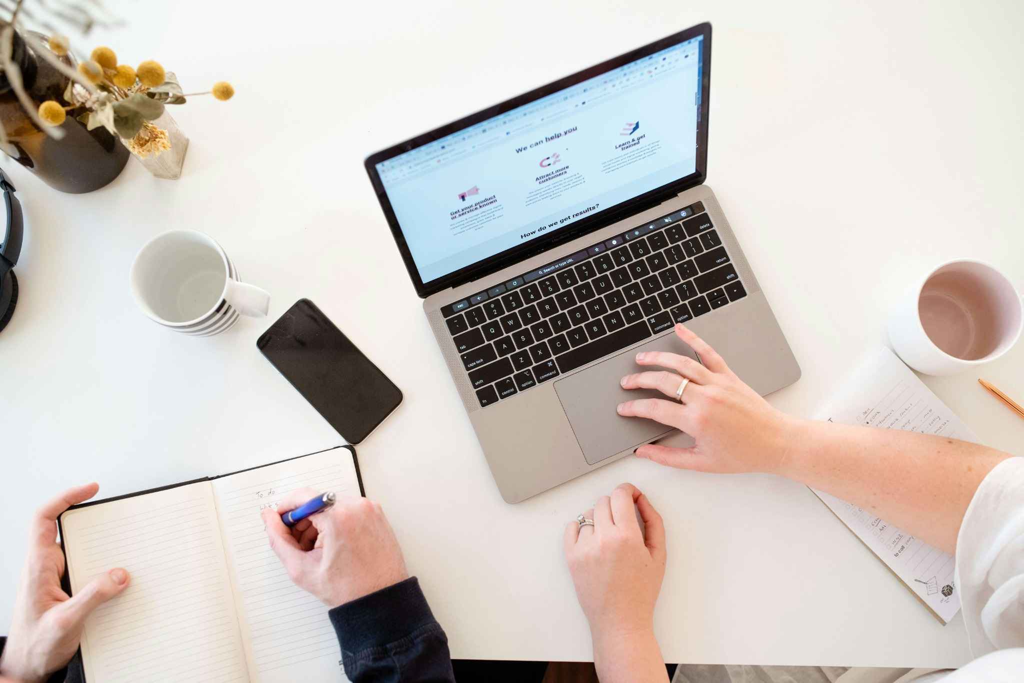 Équipe marketing analysant les contenus et la cohérence des plateformes de l’agence.