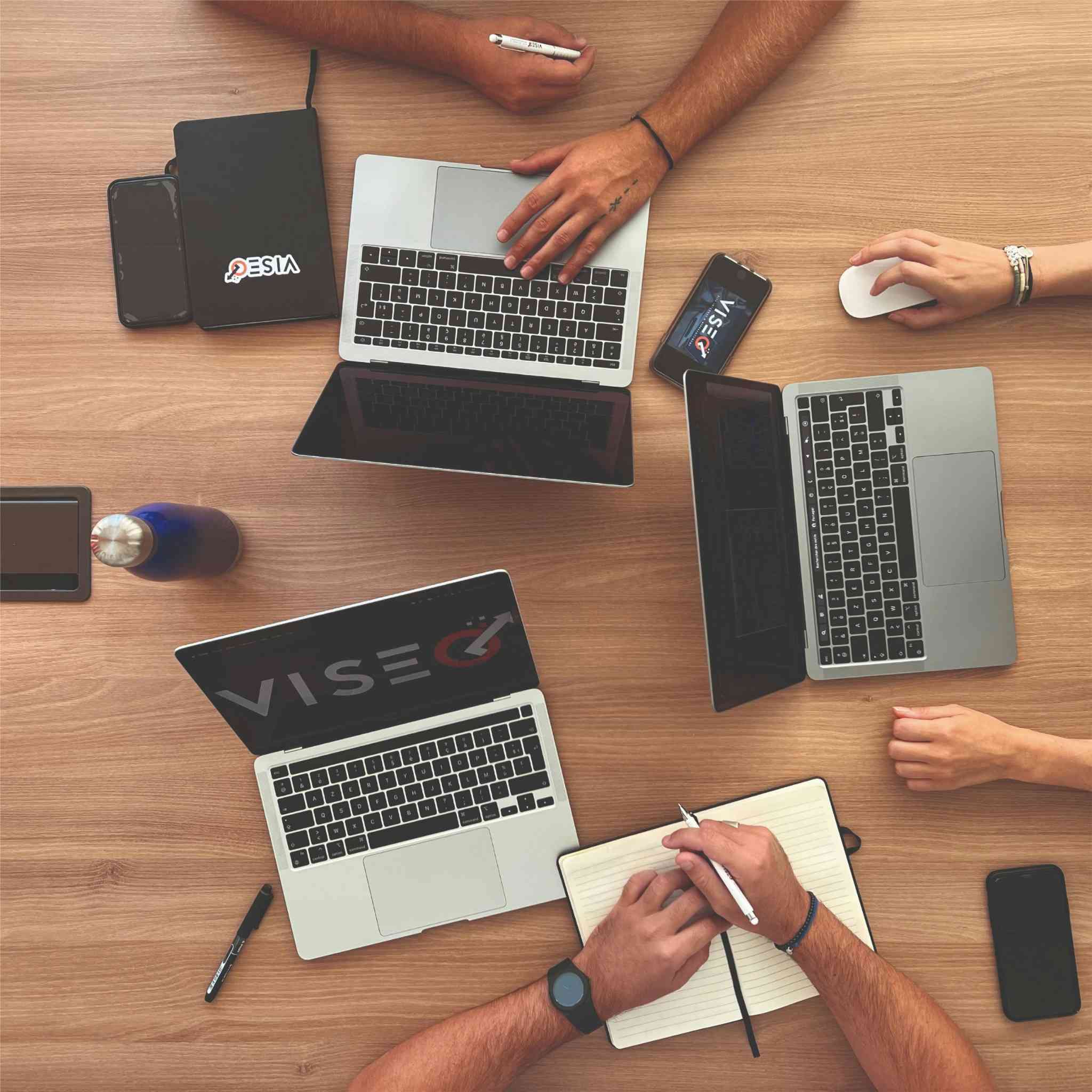 Une équipe technique travaille sur l’analyse de la visibilité d’une marque.