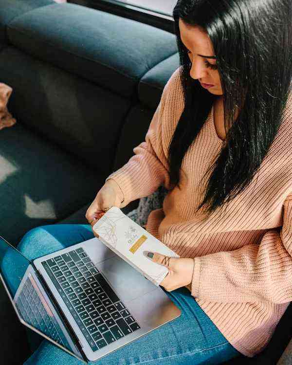 Analyse de contenus marketing et suivi de performances sur ordinateur portable.