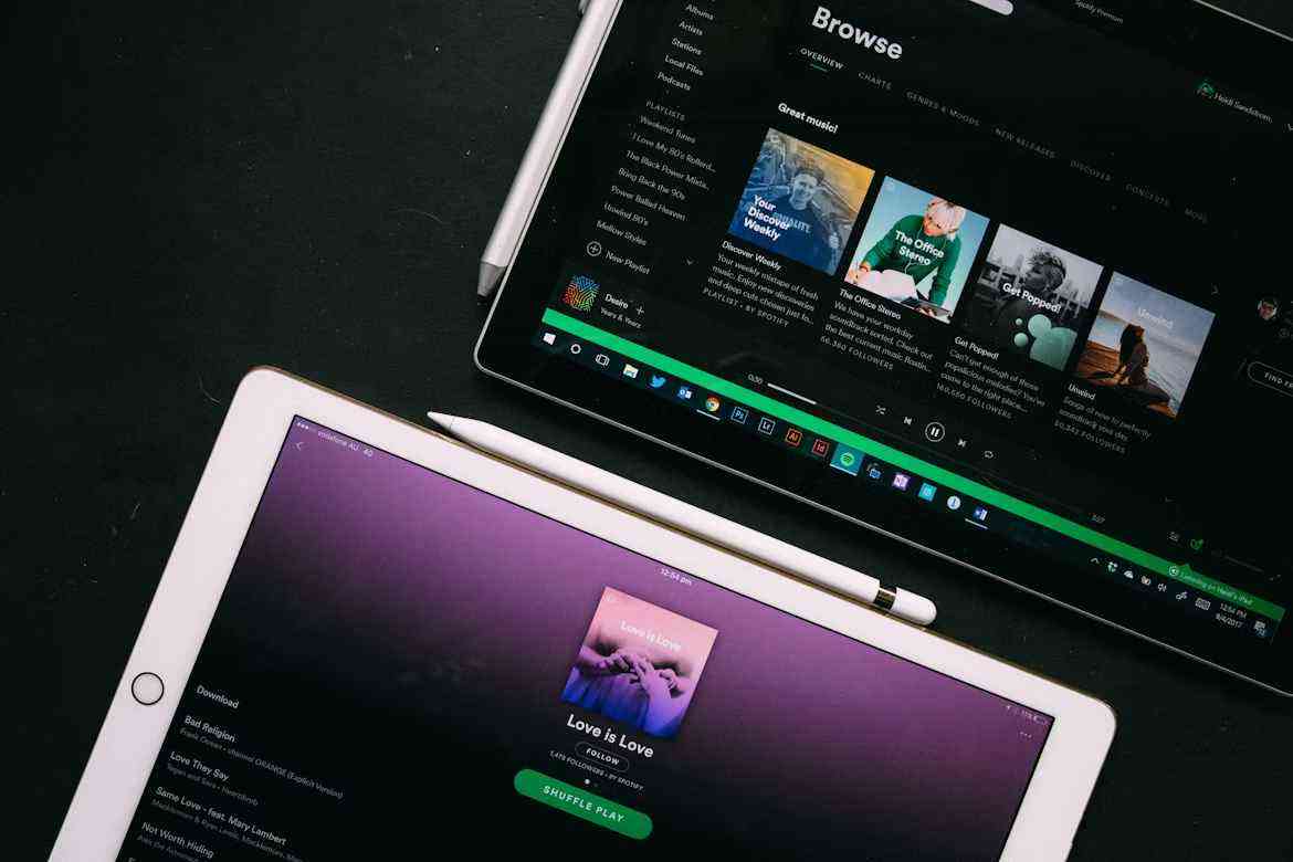 Spotify diffusé sur plusieurs écrans, illustrant l’omniprésence de l’audio digital dans les usages quotidiens.