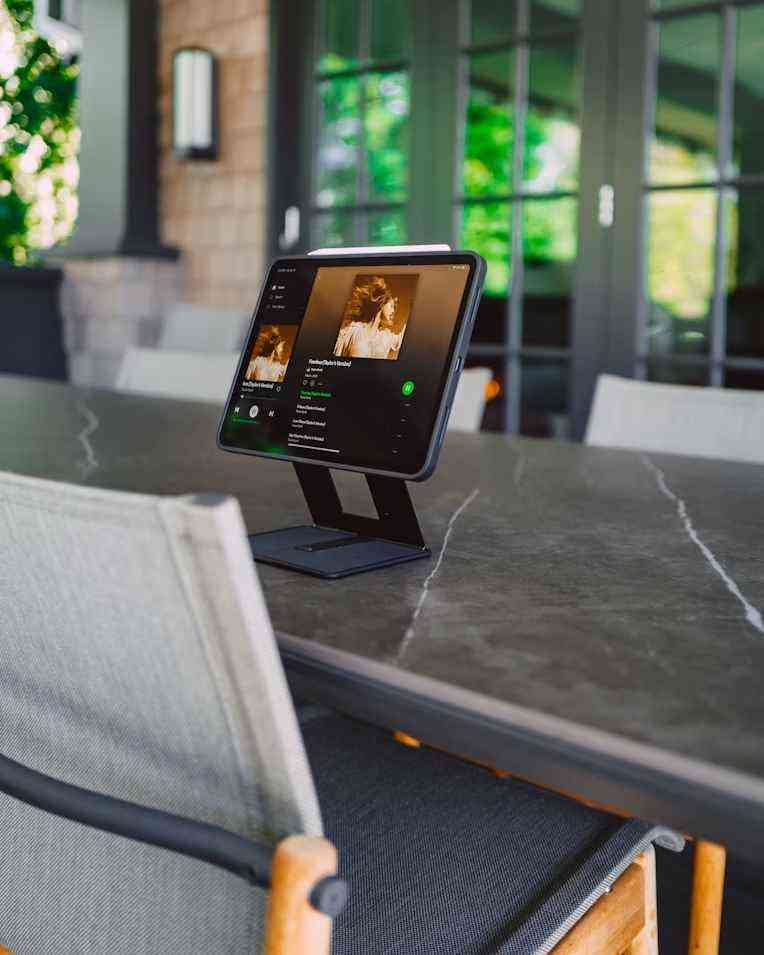 Spotify sur tablette en environnement domestique, symbole d’une écoute immersive et attentionnée.