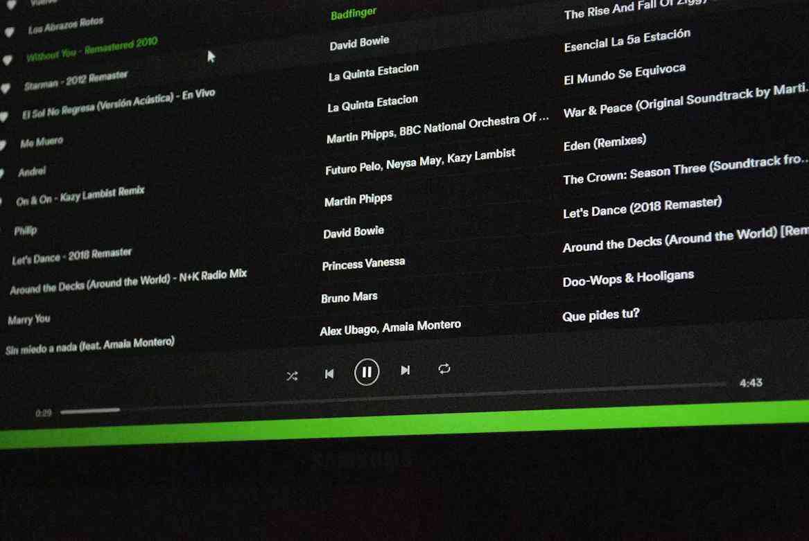 Lecteur Spotify en cours de lecture, mettant en avant le format audio et la mémorisation des messages.