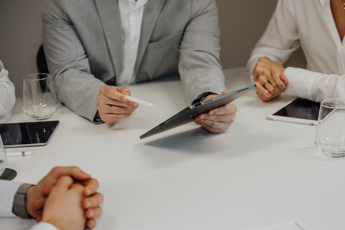 Réunion stratégique autour d’outils digitaux pour piloter la prospection commerciale.