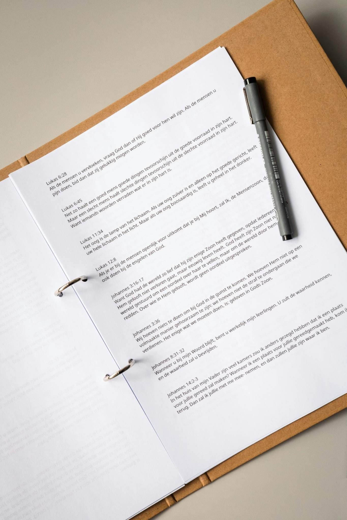 → Support papier utilisé pour suivre et qualifier les informations client.