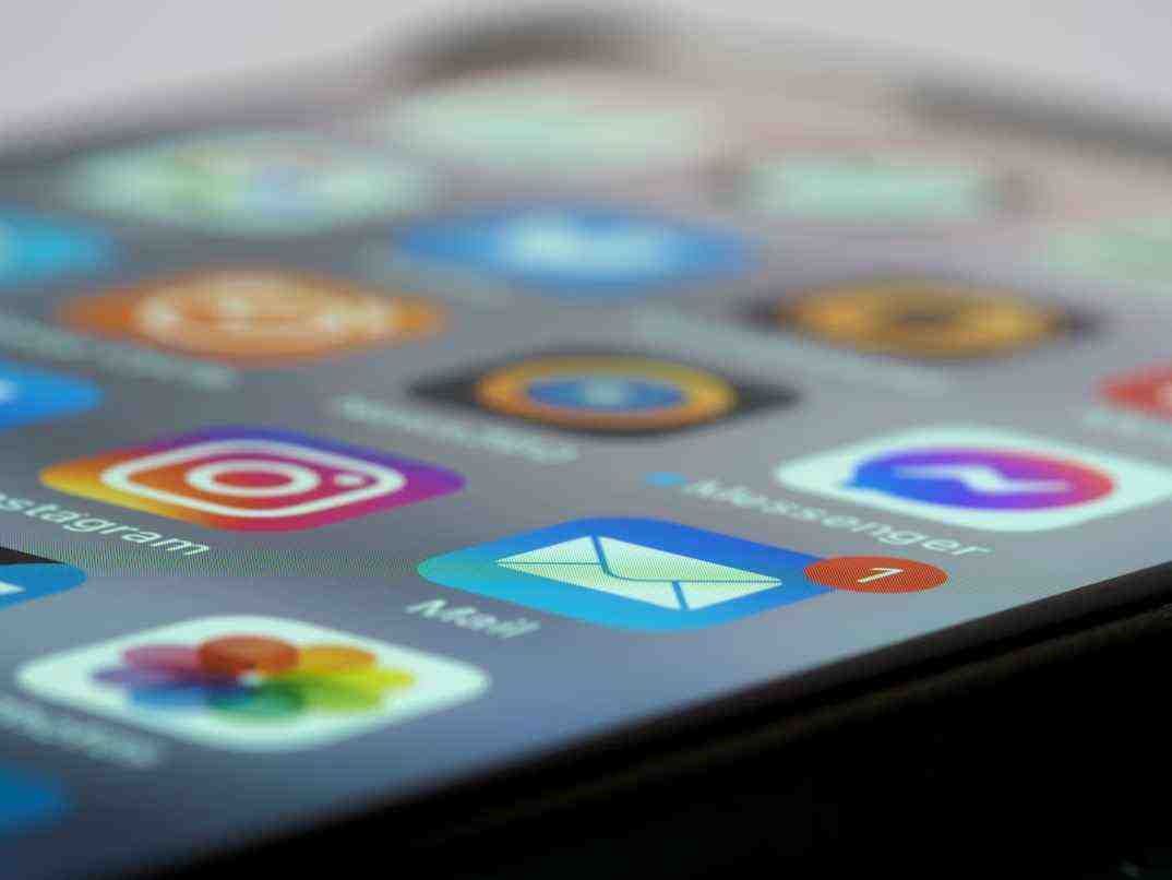 Interface mobile illustrant l’accès direct aux emails professionnels.