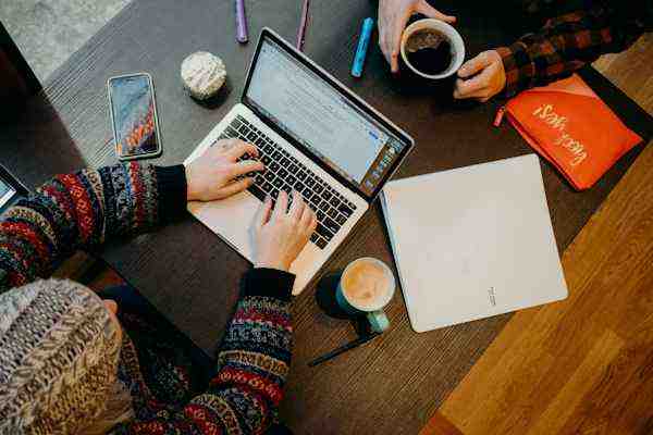 1️⃣ Personne travaillant sur ordinateur, illustrant la génération et la gestion de leads marketing.