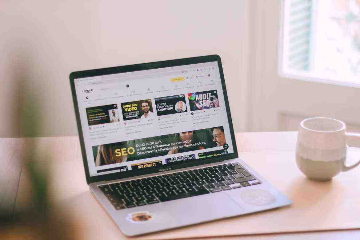 Un ordinateur portable avec des vidéos sur le marketing digital, en lien avec la gestion des publicités Facebook.