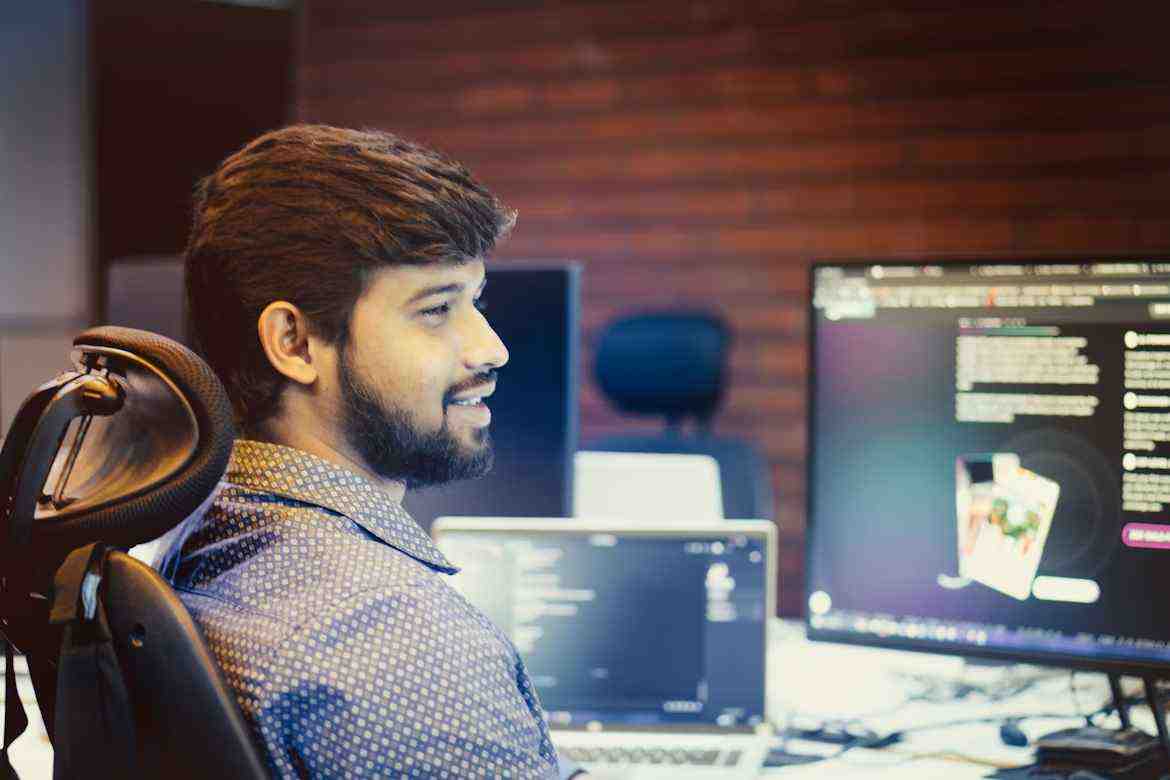 Professionnel travaillant sur des outils digitaux liés à la génération d’opportunités commerciales.