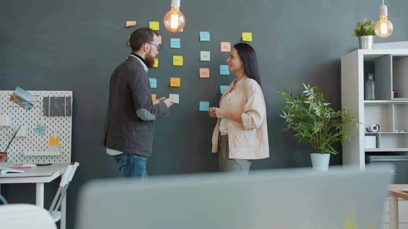 Équipe marketing structurant une stratégie de tracking et d’acquisition autour d’indicateurs clés.