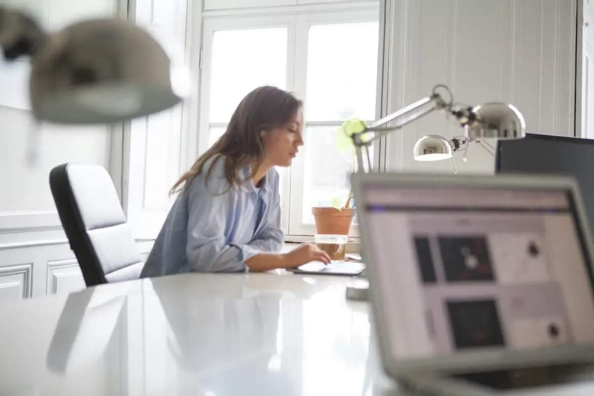 4️⃣ Travail concentré en environnement professionnel symbolisant le pilotage structuré et la discipline CRM.