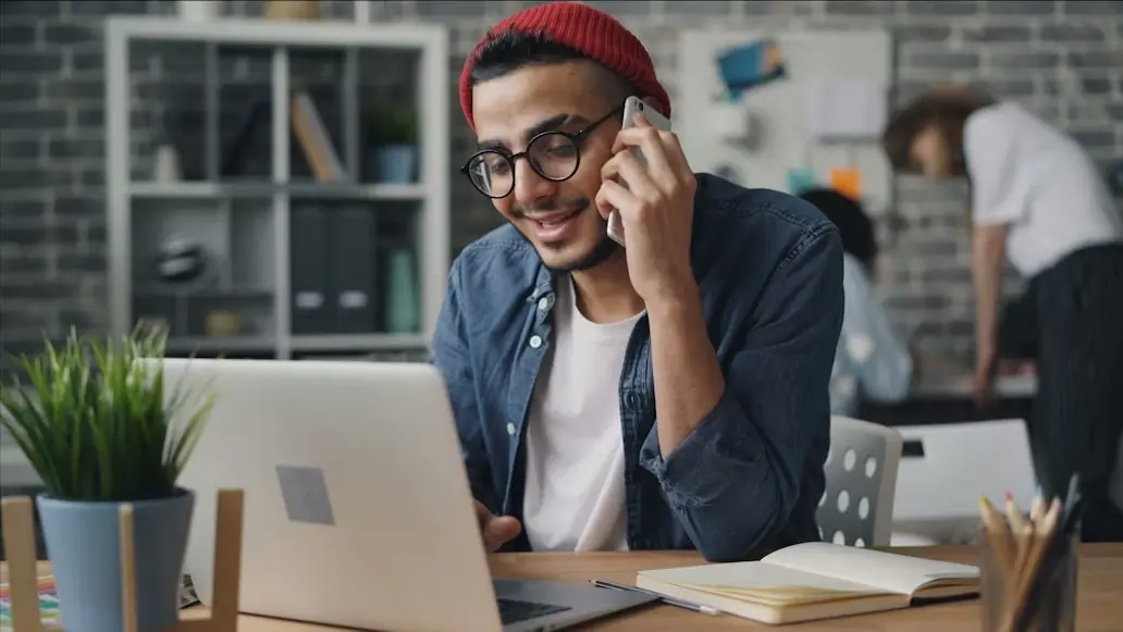 Échange commercial en cours, combinant appel stratégique et suivi digital.