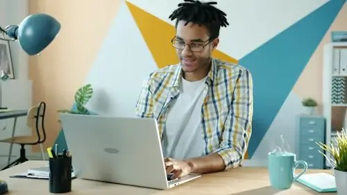 Travail structuré sur ordinateur pour qualifier et organiser les opportunités B2B.