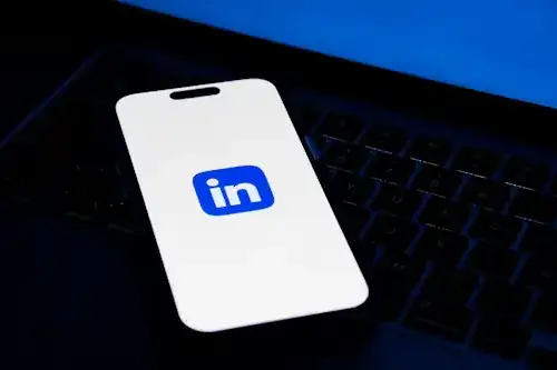 Application LinkedIn sur smartphone représentant l’utilisation mobile des outils de prospection.