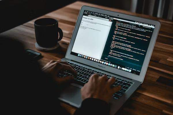 Développeur travaillant sur une campagne digitale de prospection B2B.